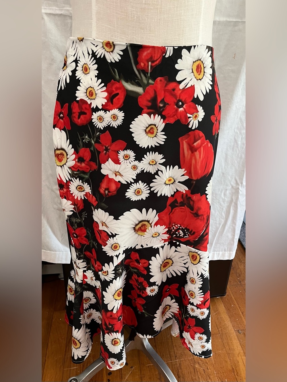 Flutter pencil skirt/red floral/no tags I used measurements size 12